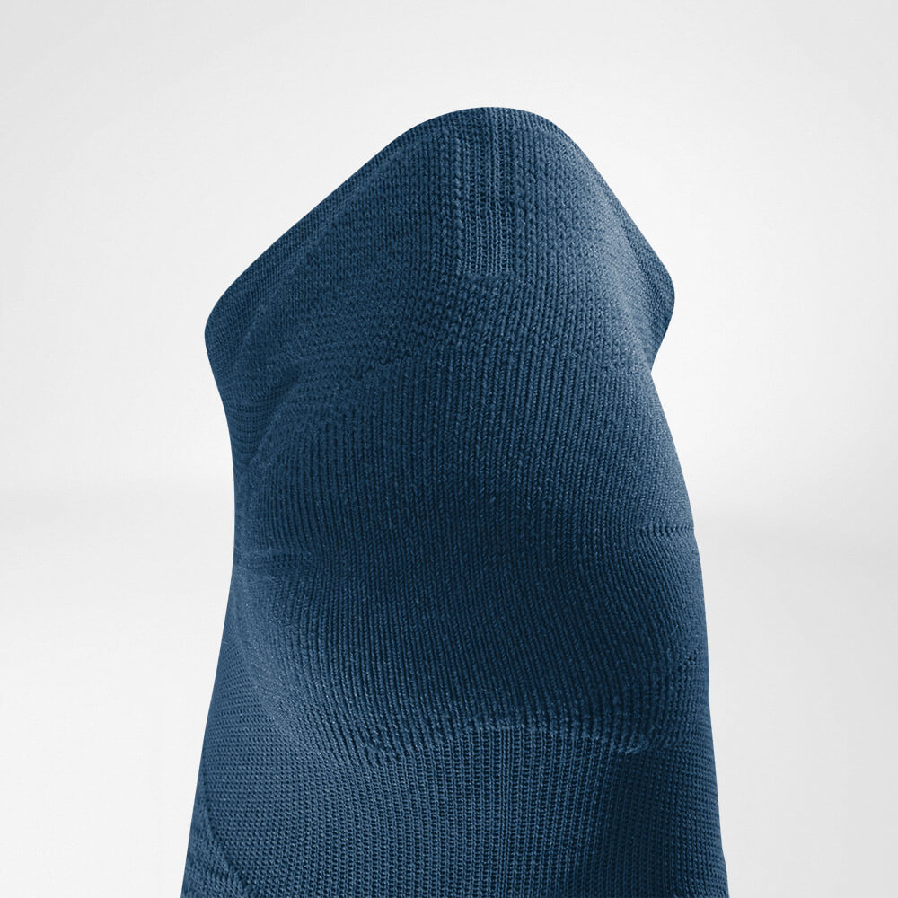 Chaussettes de sport courtes ultralégères navy Détail protection du talon Vue détaillée de la zone de protection du tendon d'Achille de la chaussette de course légère courte bleu foncé
