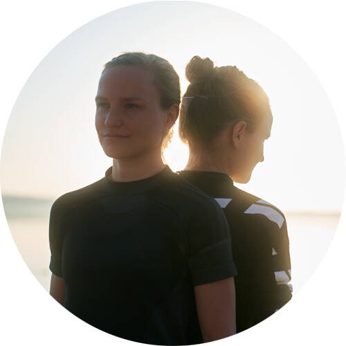 Die "Marathon-Zwillinge" Anna und Lisa Hahner Langstreckenläuferinnen Anna und Lisa stehen Rücken an Rücken für ein Portrait runder Bildausschnitt