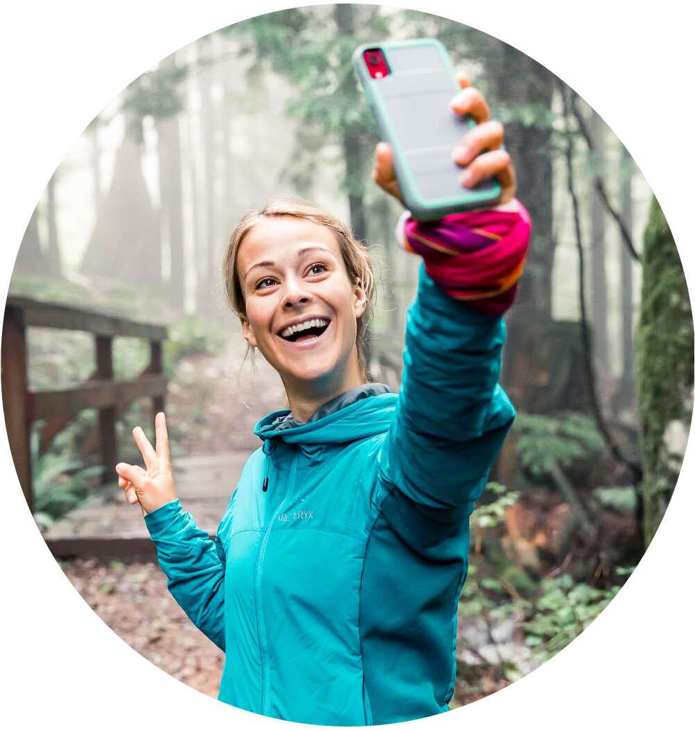 Influenceuse d'extérieur Hailey van Dyk Photo circulaire de l'influenceuse Hailey van Dyk prenant un selfie dans la forêt