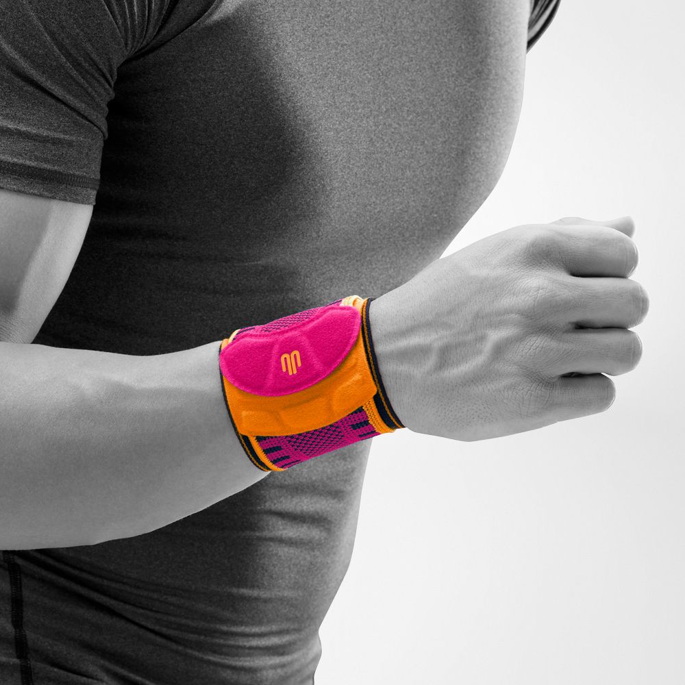 Bandage de poignet rose sur un corps stylisé gris