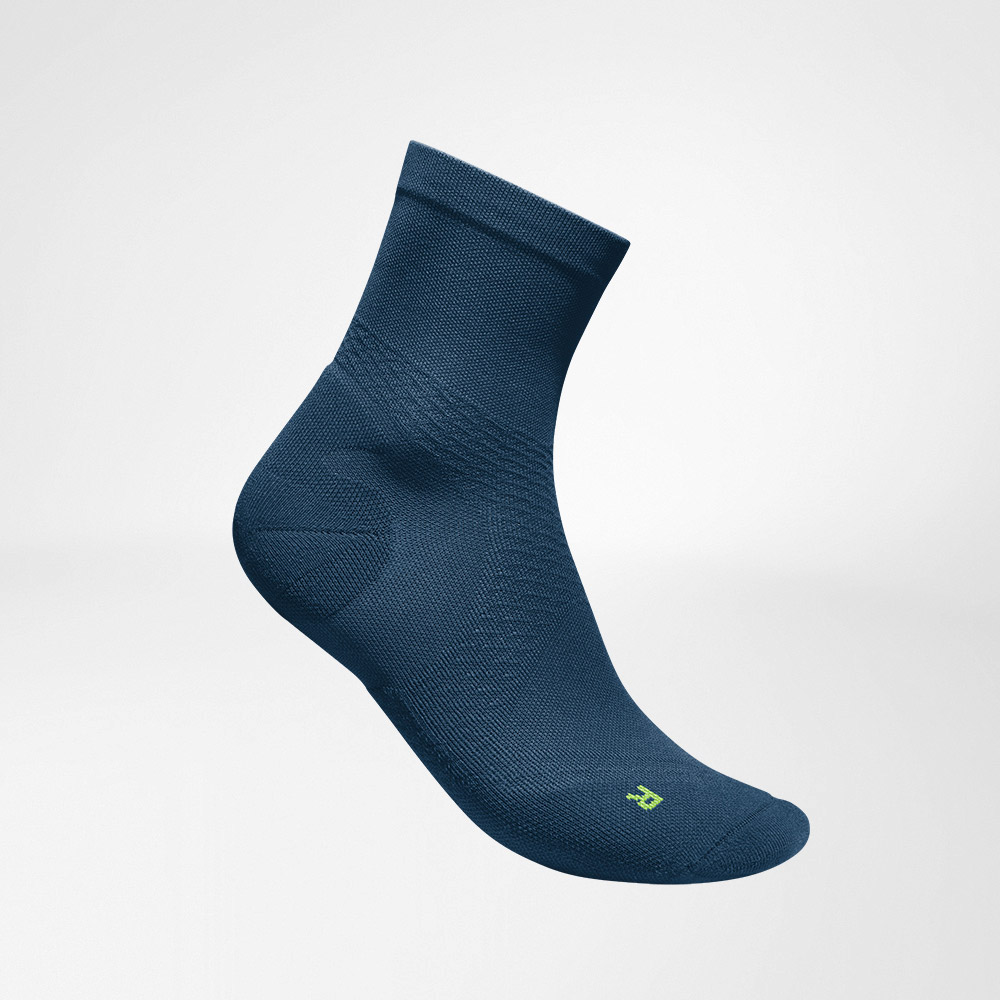Chaussettes de sport mi-longues ultra-légères navy vue de côté Vue latérale complète des chaussettes de course tricotées aérées mi-longues bleu foncé