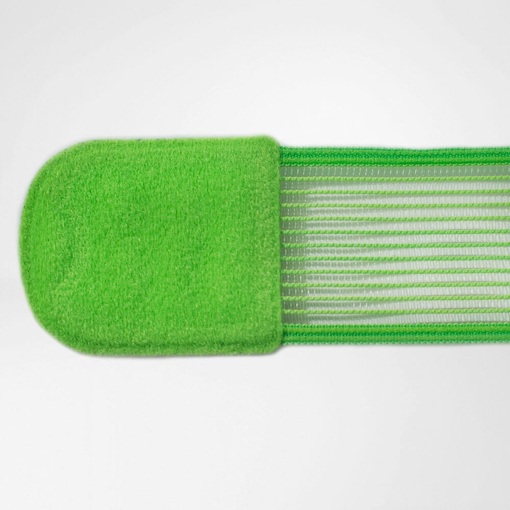 Chevillière détail bande de taping Vue détaillée du taping vert de la chevillière avec un focus sur l'élément de fermeture