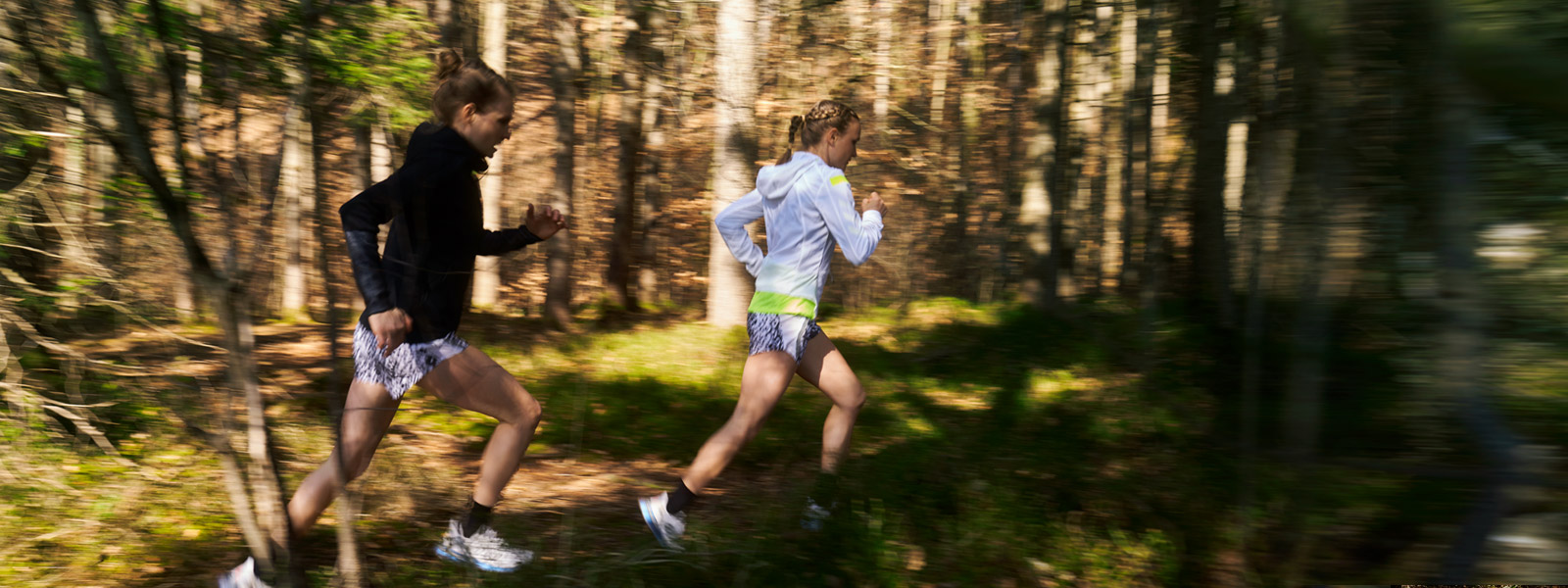 Douleurs à l'intérieur du genou : Un syndrome de Pes Anserinus pourrait en être la cause Deux coureuses courent rapidement à travers le sous-bois avec une légère flou d'image