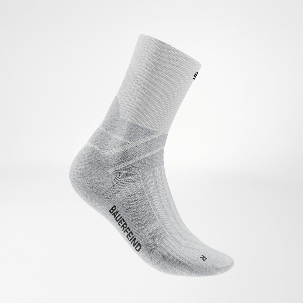 Leichtfüßig und frisch – so fühlt sich dein Lauf in Weiß an. Detailansicht einer weißen Bauerfeind Run Performance Midcut Socke mit sichtbaren Zonenstrukturen und schwarzem Logoaufdruck an der Seite.