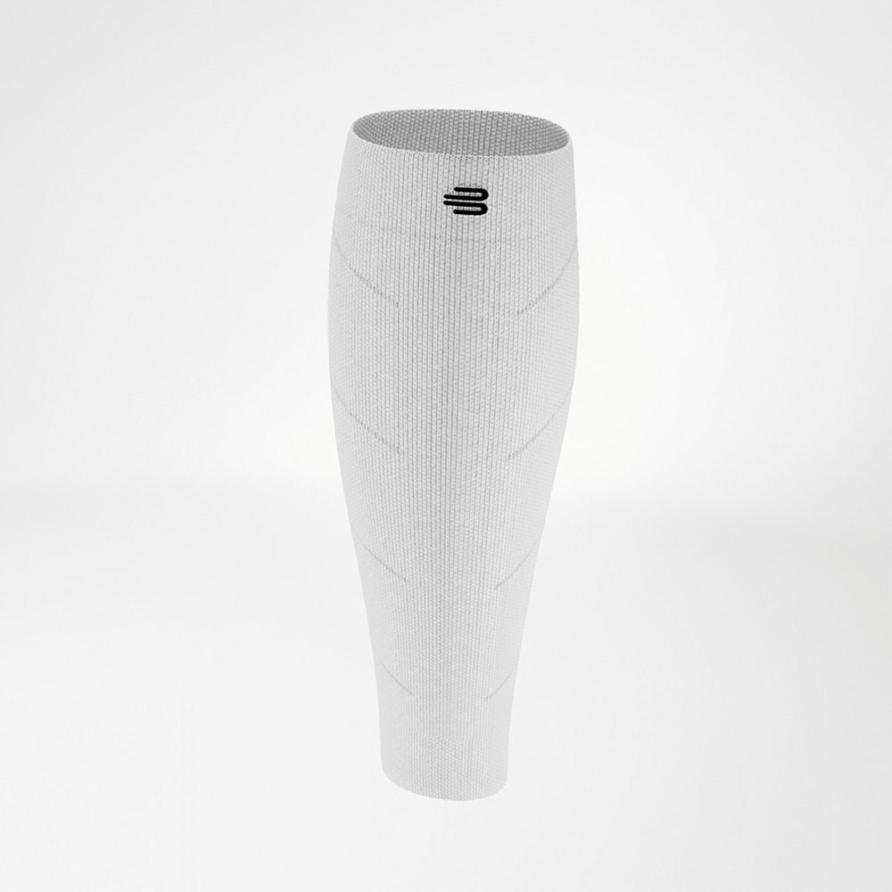 Dein weißer Trainings-Boost Weißer Compression Sleeve in schräger Ansicht, die konturierte Form passt sich der Wade optimal an, für Unterstützung und dynamische Bewegungen.