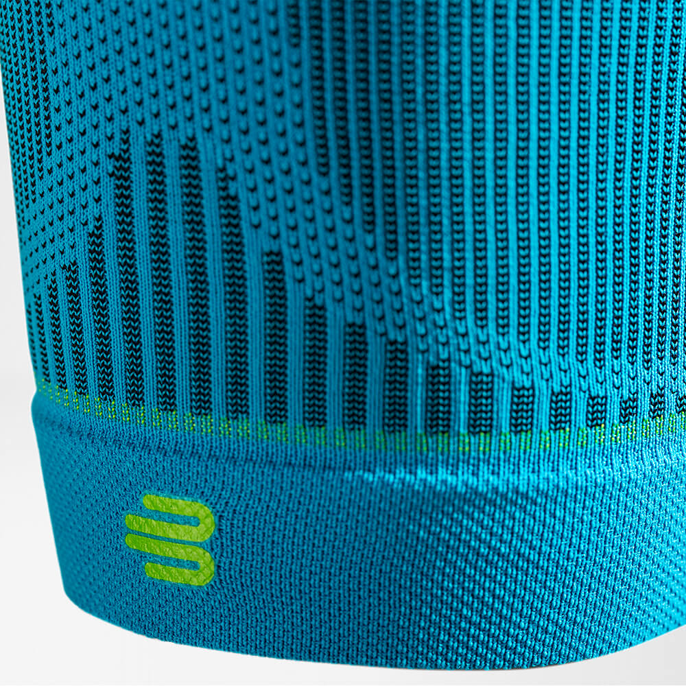 Détail tricot des manchons de cuisse Détail de la partie inférieure des manchons de cuisse avec logo