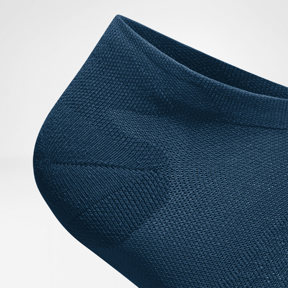 Chaussettes de sport courtes ultra-légères navy Détail Tricoté Vue de détail de la zone de protection du talon de la chaussette de course courte bleu foncé légère