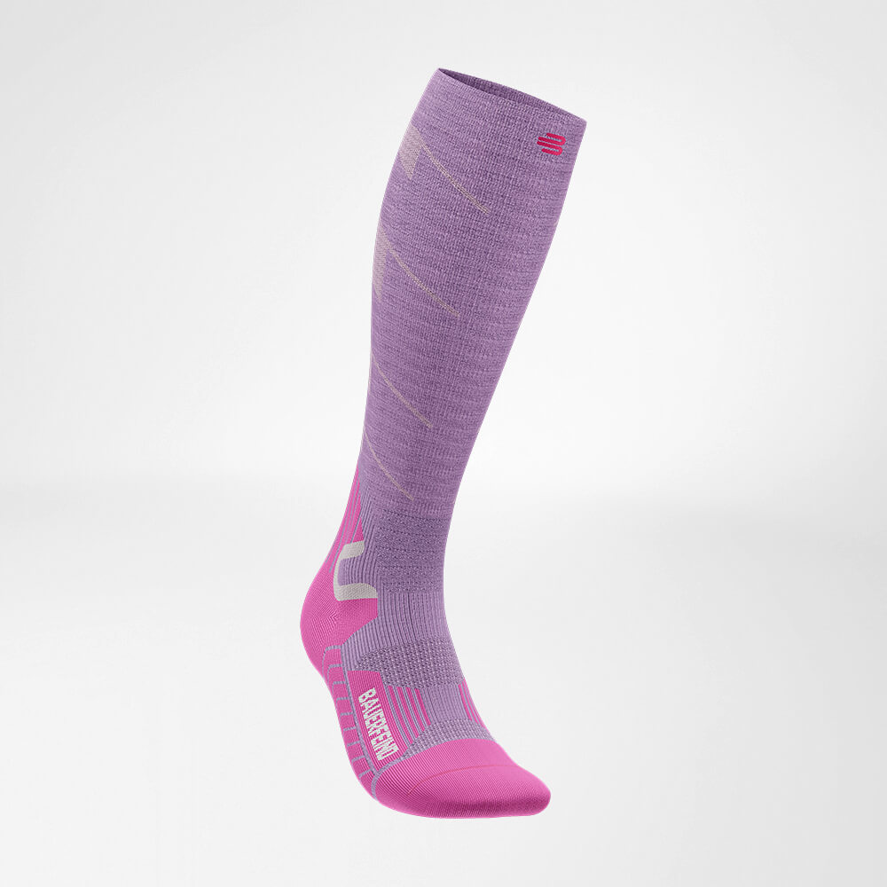 Vue de côté avant des chaussettes de sport lilas pour le ski de randonnée en laine mérinos