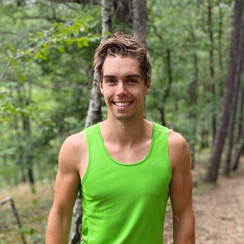 Influenceur et sportif de plein air Eric Vosshage Portrait de Eric Vosshage dans la forêt