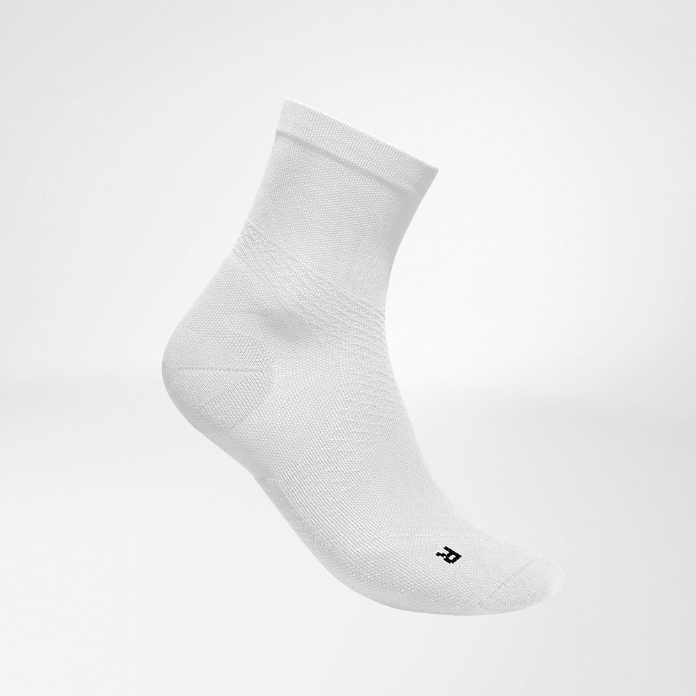 Chaussettes de sport mi-longues ultralégères blanches vue latérale Vue latérale complète des chaussettes de course blanches, mi-longues, en tricot aéré