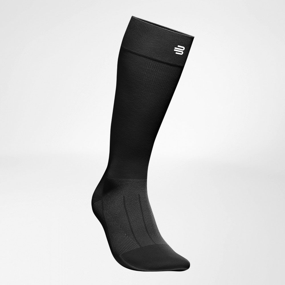 Chaussettes de compression régénération noir vue avant en angle Vue complète des chaussettes de sport pour la régénération de côté par l'avant