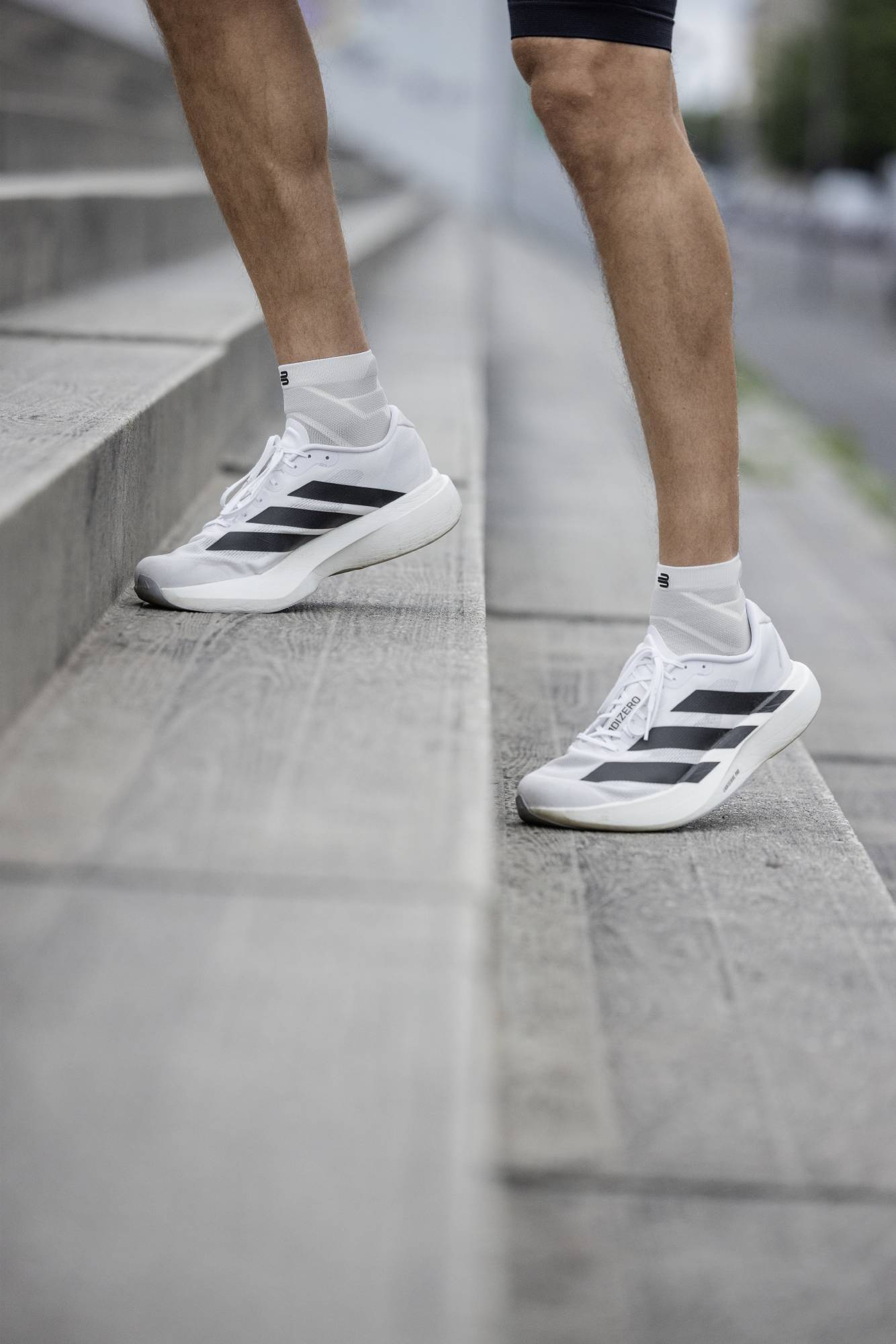 Läuferin läuft eine Treppe in einer Altstadt mit zahlreichen Graffitis an den Wänden nach oben