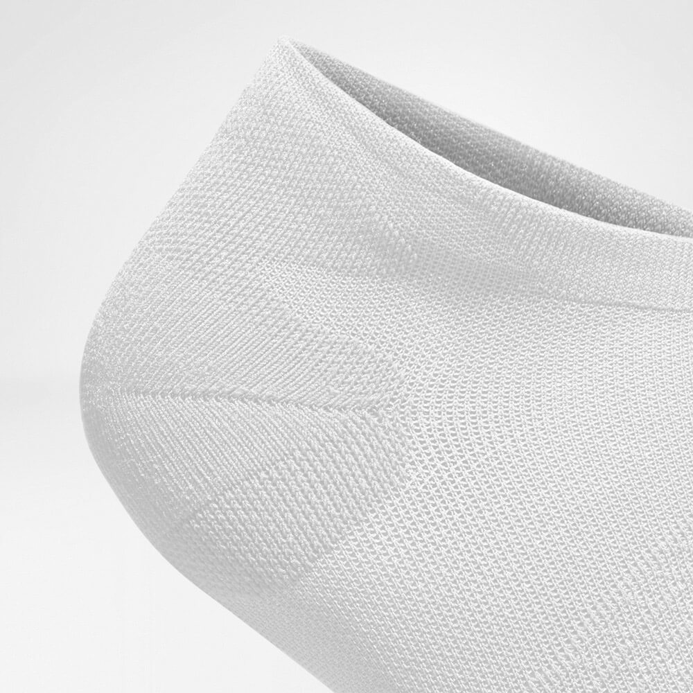 Vue de détail de la zone de protection du talon de la chaussette de course courte blanche légère