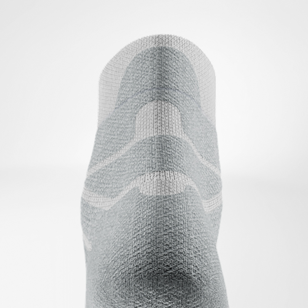 Weiße Run Performance Low Cut Socke mit Fokus auf Achillessehnenpolsterung Weiße Sportsocke im Rückblick mit anatomischer Polsterung im Bereich der Achillessehne – optimale Druckverteilung und Dämpfung für intensive Laufeinheiten.