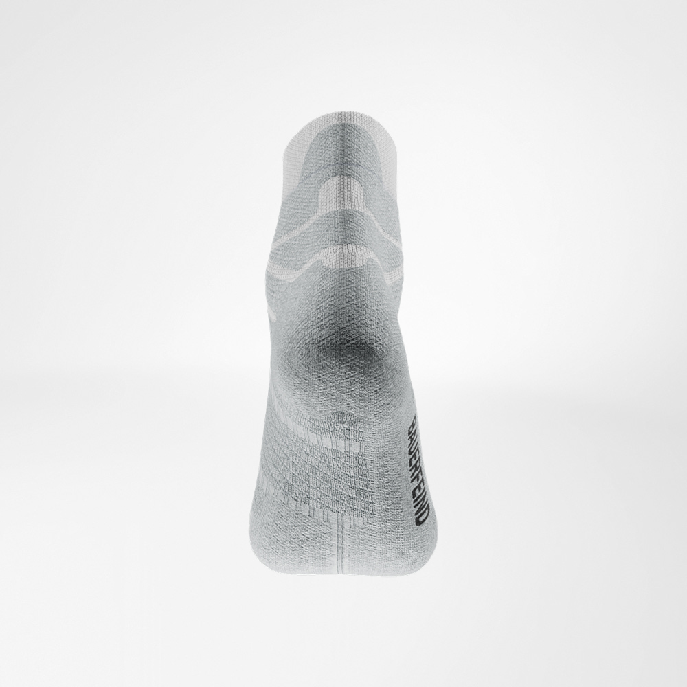 Weiße Run Performance Socke von hinten Rückansicht der weißen Run Performance Low Cut Socke von Bauerfeind, Ferse deutlich hervorgehoben, Logo seitlich eingearbeitet.