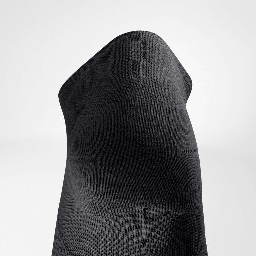 Chaussettes de sport courtes ultralégères black Protection du talon en détail Vue détaillée de la zone de protection du tendon d'Achille de la chaussette de course courte noire légère