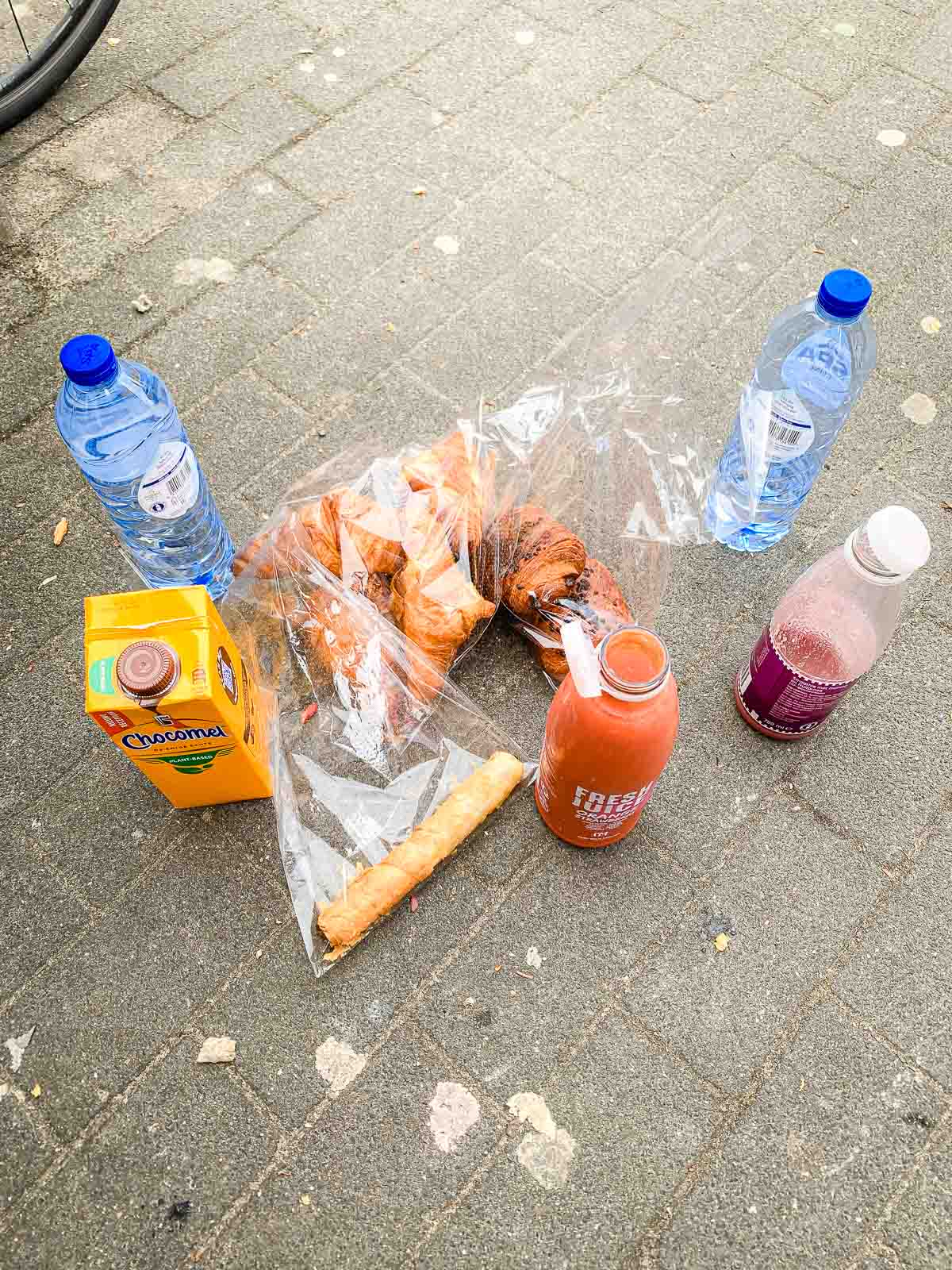 Différents aliments et boissons sont posés sur le sol La restauration lors de la Race around the Netherlands est posée sur le sol