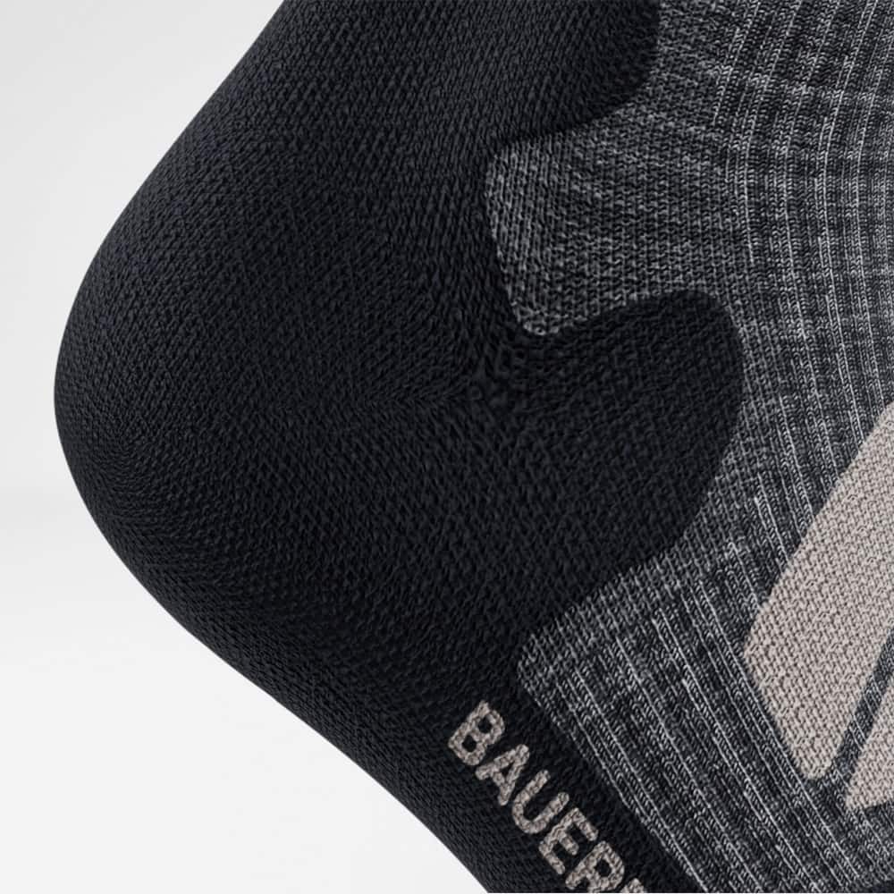 Chaussettes de randonnée mi-longues en laine mérinos gris foncé Détail Protection Talon Détail de la zone de protection du talon des chaussettes de randonnée mi-longues en laine mérinos gris foncé