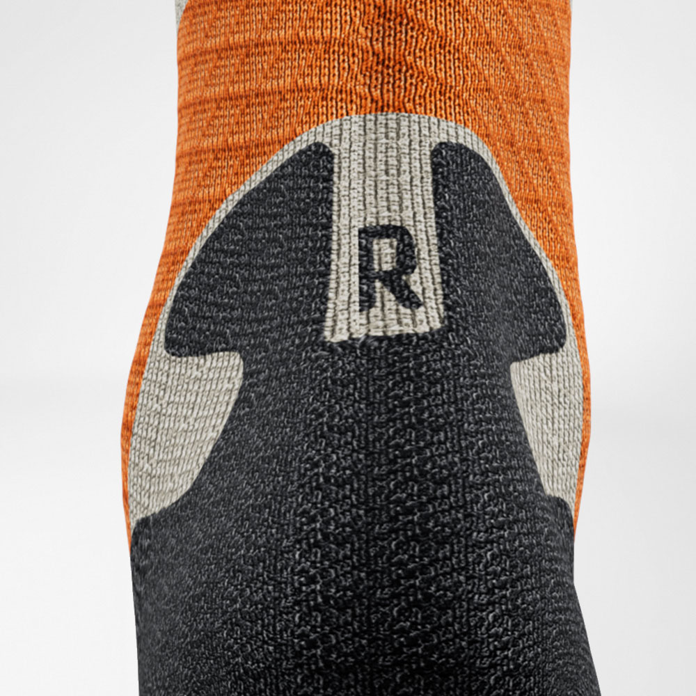 Gros plan Achilles Comfort Zone des chaussettes de trail mi-longues gris-orange