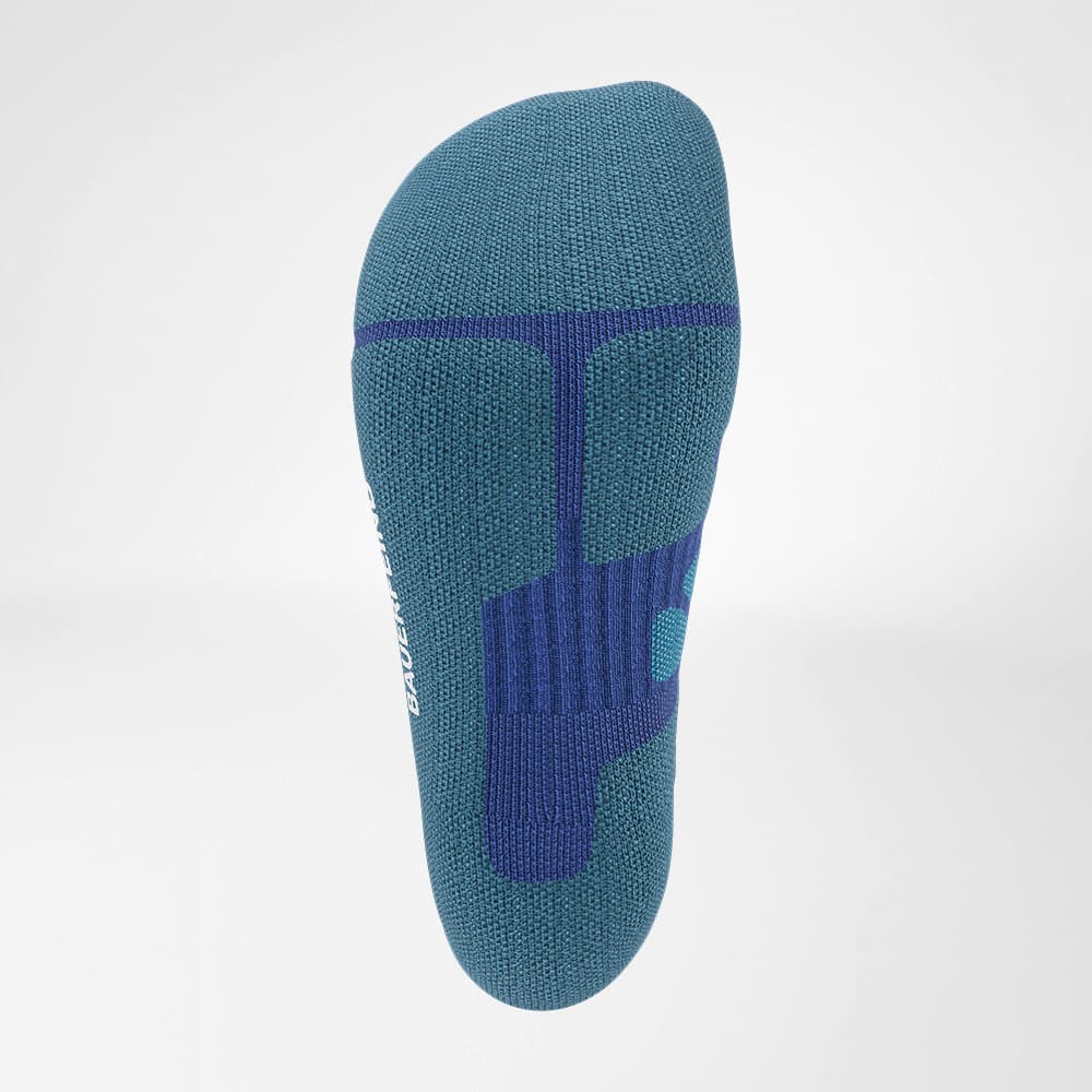 Chaussettes de randonnée en mérinos mi-hautes bleu clair détail Semelle Relief Vue du produit par en dessous - Semelle Relief des chaussettes de randonnée en mérinos mi-hautes bleu foncé