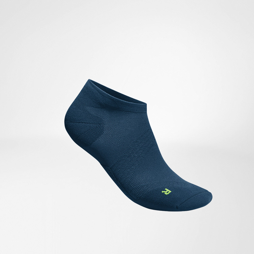 Chaussettes de sport courtes ultra-légères bleues vue latérale Vue latérale complète de la chaussette de course courte légère bleue