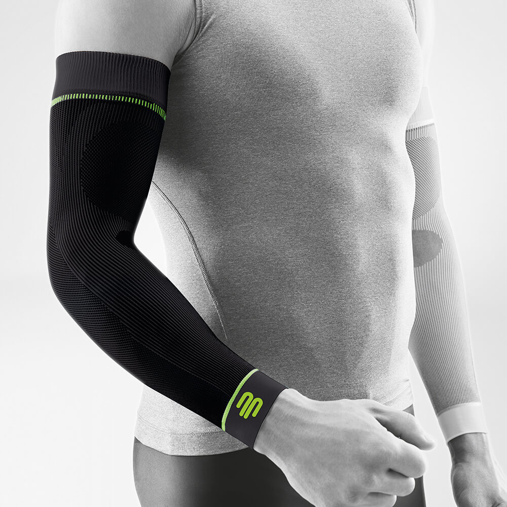 Manche de bras noire vue de face en biais Vue complète de la manche de compression noire pour le bras sur le corps gris stylisé
