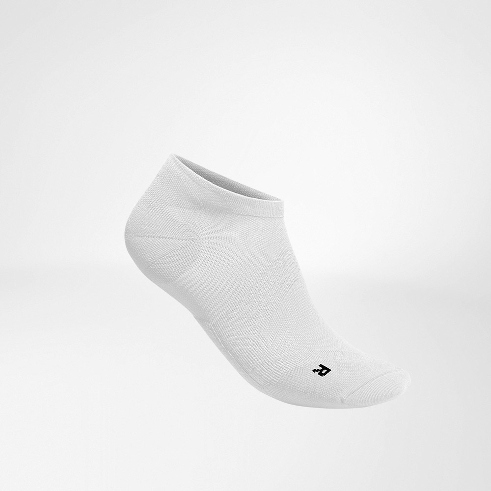 Chaussettes de sport courtes ultra légères blanches vue latérale Vue latérale complète de la chaussette de course courte et légère blanche