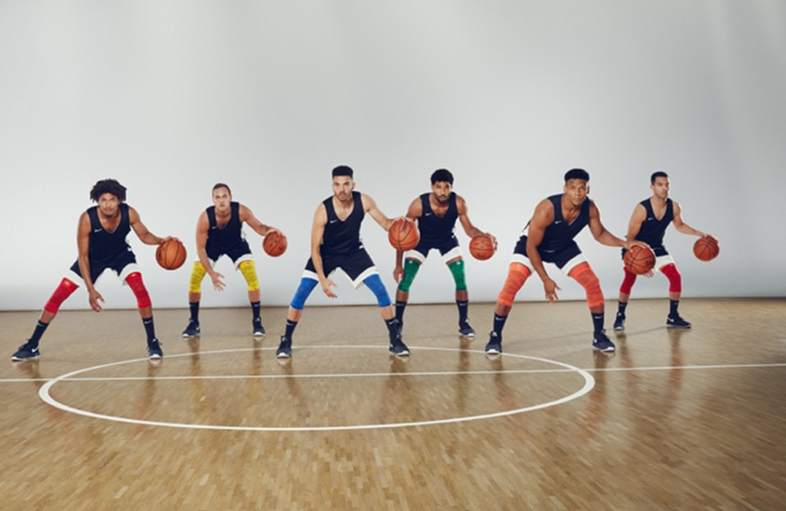 Dirk Nowitzki entraîne des basketteurs avec des genouillères Dirk Nowitzki entraîne six basketteurs avec des genouillères colorées