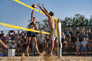 Angriff und Block beim Beachvolleyball