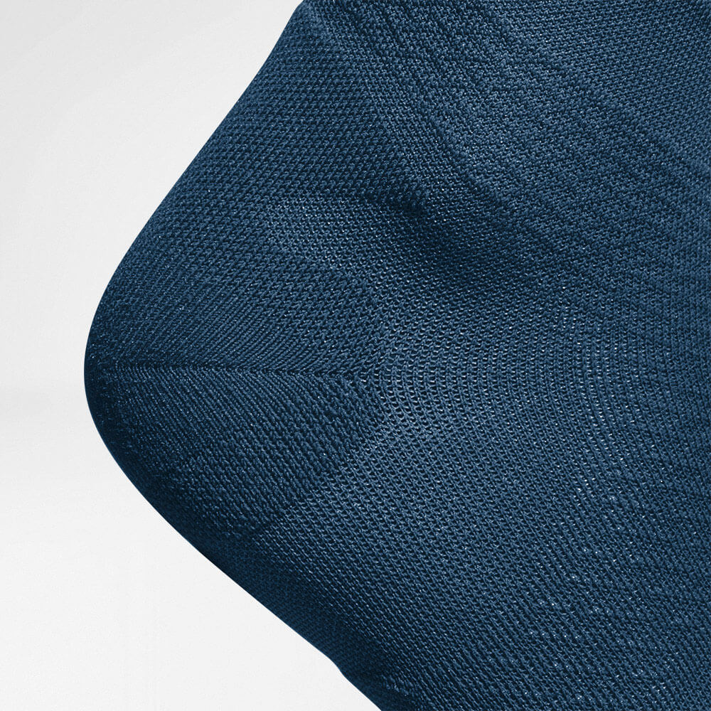 Chaussettes de sport mi-longues ultra-légères navy Détail Protection Talon Vue détaillée de la zone de protection du talon des chaussettes de course mi-longues tricotées aérées bleu marine foncé