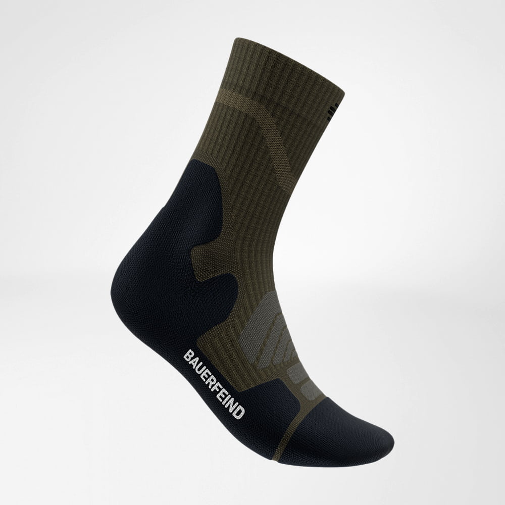 Ein Statement für Performance und Stil! Gesamtansicht der Merino Outdoor Socks in einem dynamischen Granat-Farbton. Das ergonomische Design und die Merino-Wolltechnologie garantieren Komfort und Schutz bei allen Aktivitäten.