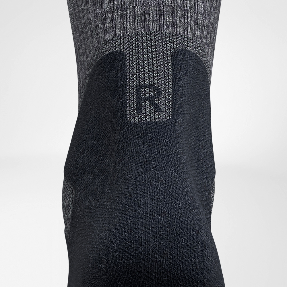 Chaussettes de randonnée Merino gris foncé détail Achilles Comfort Vue détaillée de la zone du tendon d'Achille des chaussettes de randonnée Merino en gris foncé