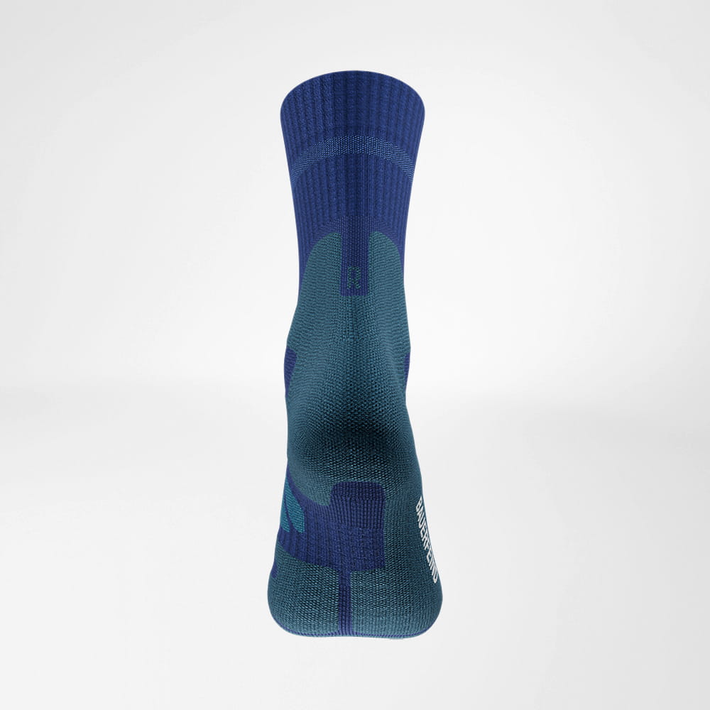 Vue arrière des chaussettes de randonnée mi-longues en mérinos bleu foncé