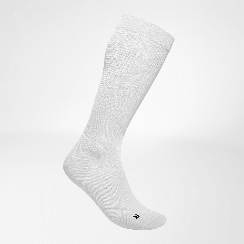 Chaussettes de compression sport ultra-légères blanches vue latérale Vue latérale complète de la chaussette de compression blanche tricotée en maille aérée pour la course