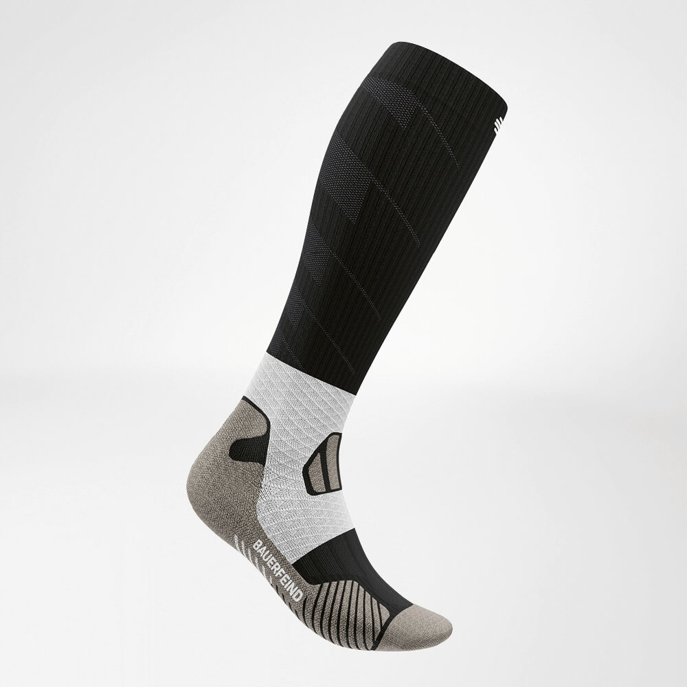 Vue latérale extérieure des chaussettes de course sur sentier noir et blanc