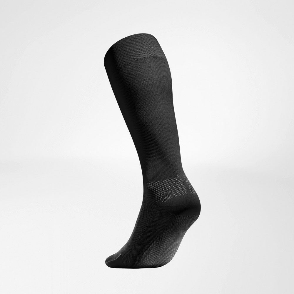 Chaussettes de compression régénération noires vue arrière oblique Vue complète des chaussettes de sport pour la régénération latérale arrière