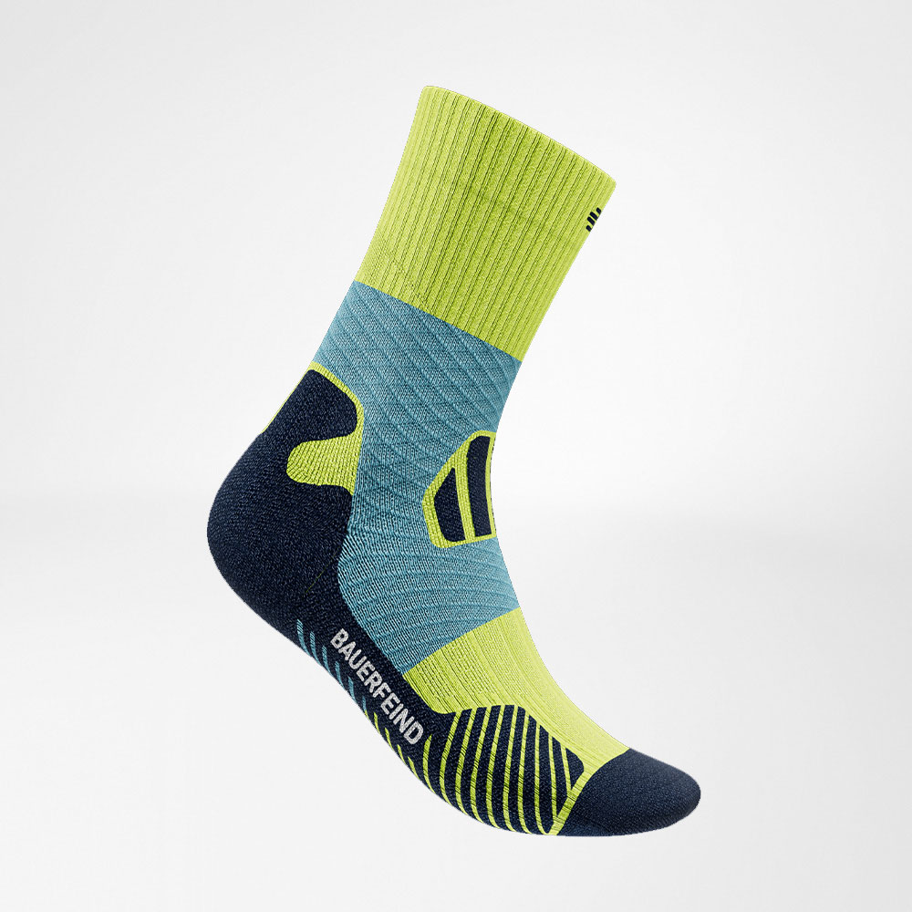 Chaussettes de trail running mi-longues bleu et jaune vue de côté Vue de côté des chaussettes de trail running mi-longues bleu et jaune