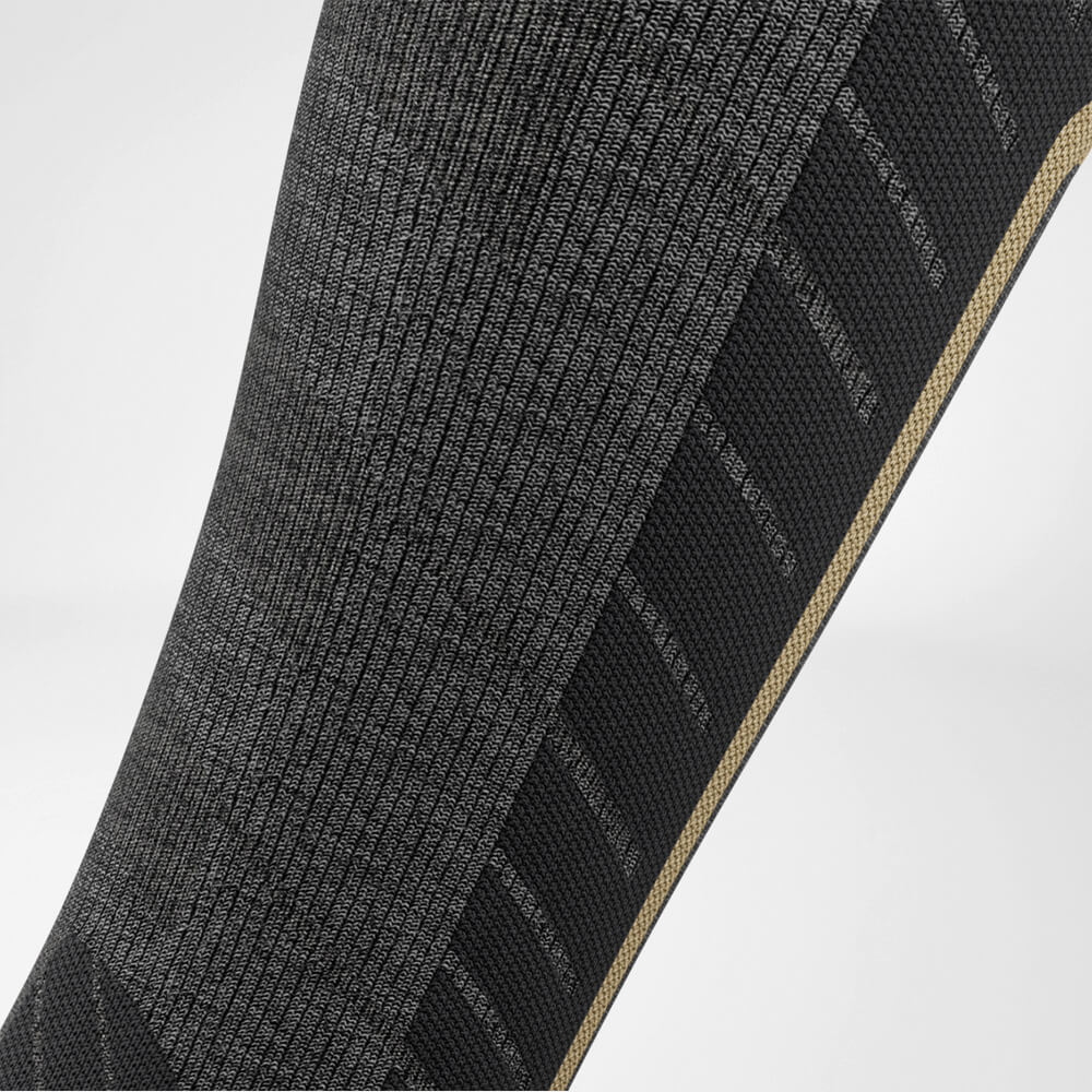 Chaussette de ski descente en laine mérinos gris détail zone de compression Vue de détail sur la zone de compression du mollet de la chaussette de sport grise pour le ski en laine mérinos