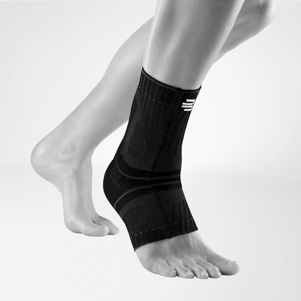 Bande de protection pour tendon d'Achille noire vue de face en biais Vue latérale complète de la bande de protection pour tendon d'Achille noire sur un pied gris stylisé