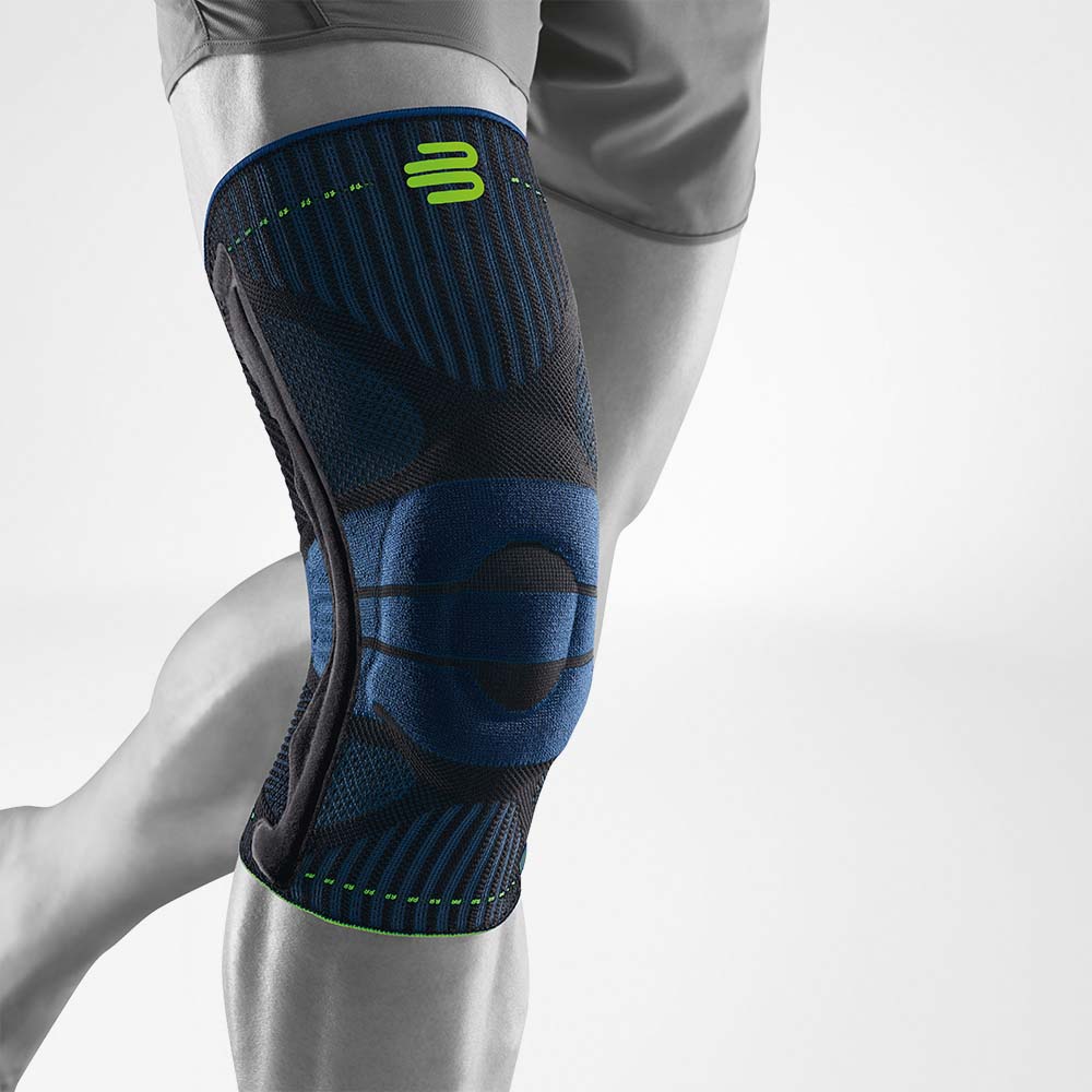 Kniebandage schwarz-blau Vorderansicht schräg Komplettansicht einer blau-schwarzen Kniebandage für den Sport am stilisierten grauen Bein
