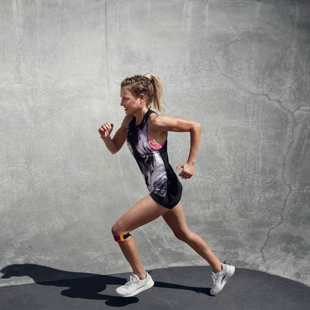 Knee Strap en courant Coureuse sur un sol rocheux portant un Sports Knee Strap