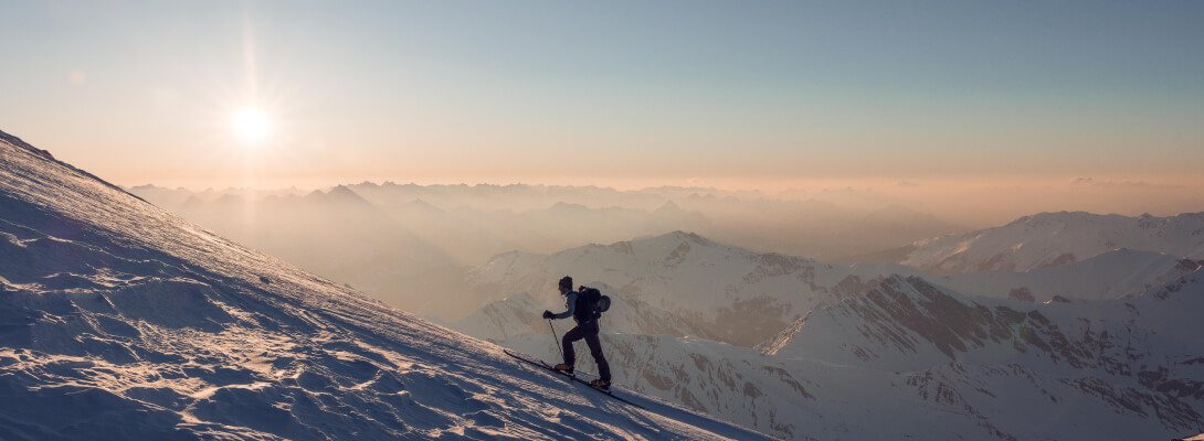 Skitouringgänger am Berg Skitouring Gänger erklimmt auf seinen Touringski den Berg