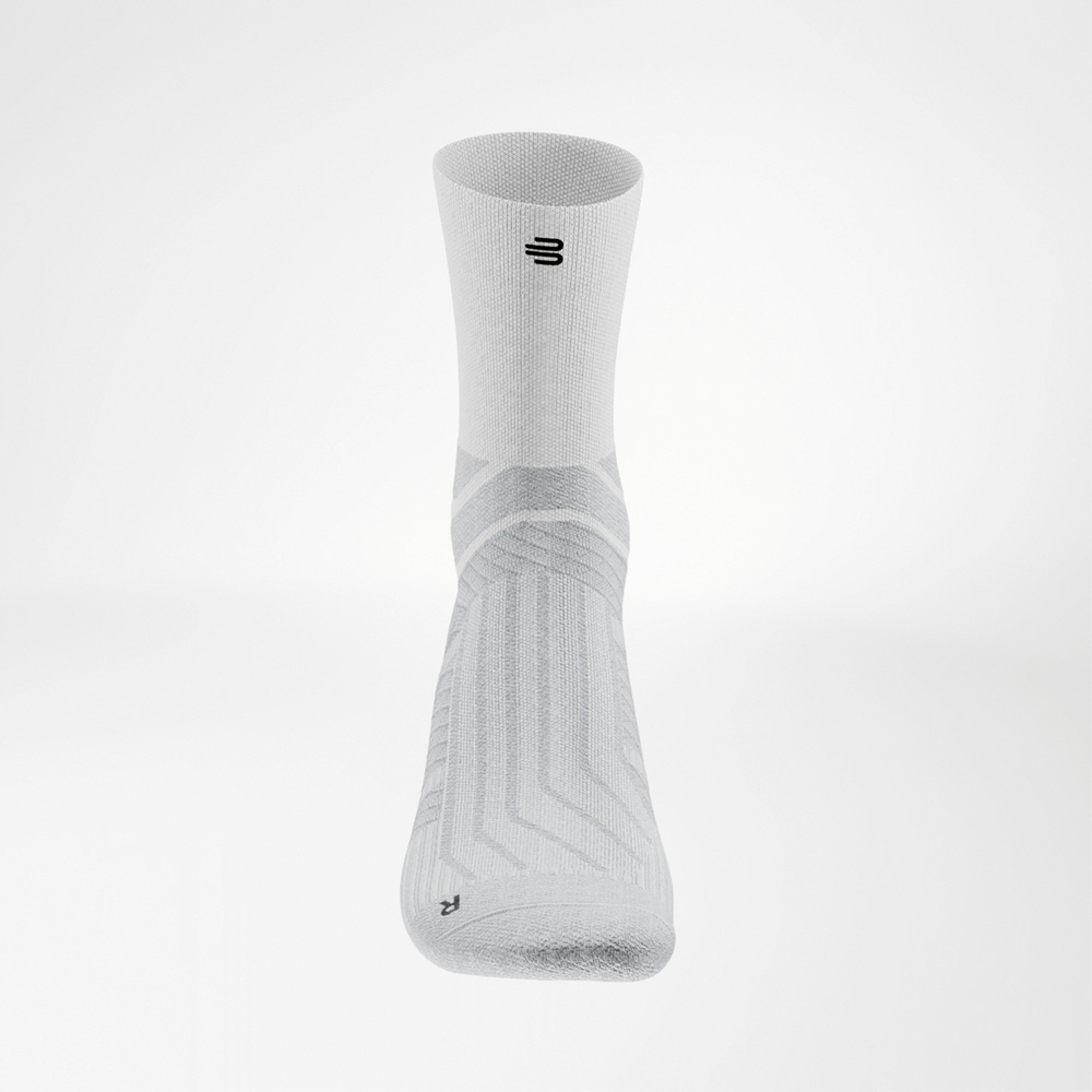 Vorderansicht der weißen Run Performance Midcut Socke Vorderansicht einer weißen Run Performance Midcut Socke. Die Socke zeigt ein dezentes Muster am Spann und ist mit dem schwarzen Bauerfeind-Logo am Schaft versehen. Die