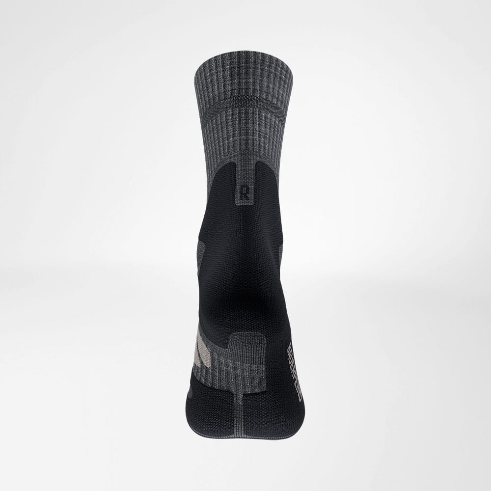 Chaussettes de randonnée en mérinos mi-longues gris foncé vue arrière Vue arrière des chaussettes de randonnée en mérinos mi-longues gris foncé