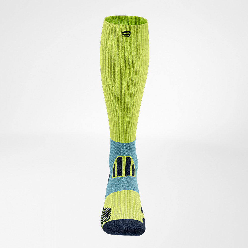 Chaussettes de course Trailrun bleu et jaune vue de face Vue de face des chaussettes de course Trailrun bleu et jaune