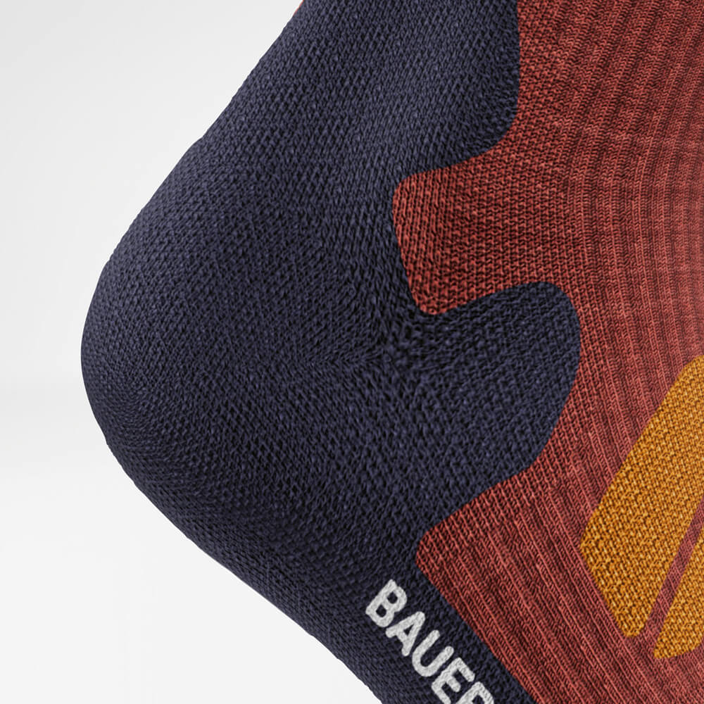 Nahaufnahme der Ferse der Merino Outdoor Socks. Die verstärkte Fersenpartie sorgt für Stabilität, perfekten Sitz und Druckentlastung bei jeder Bewegung.