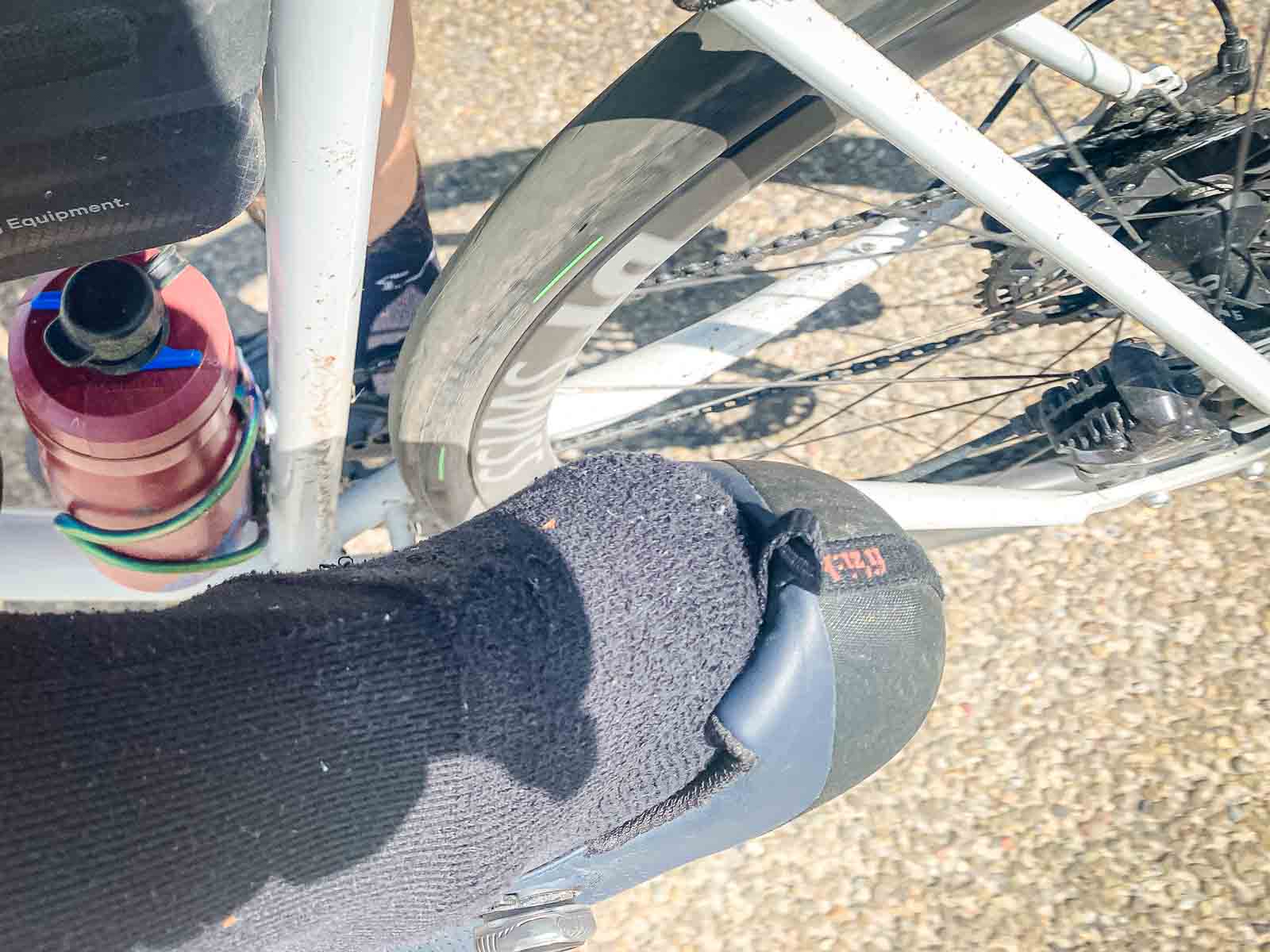 Un pied dépasse à l'arrière d'une chaussure de vélo Une houe dépasse d'une chaussure de vélo en roulant
