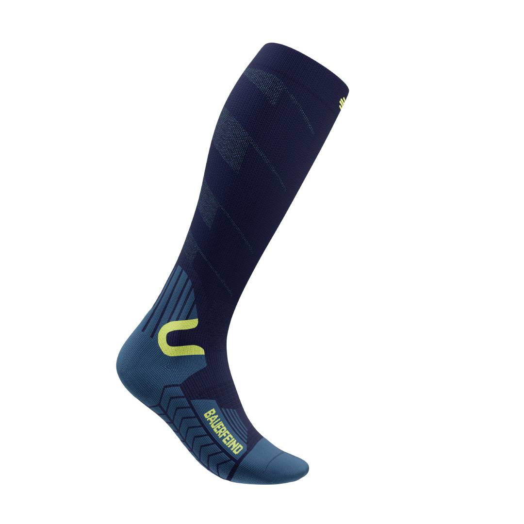Les Ski Touring Compression Socks Chaussettes de ski bleues sur fond blanc