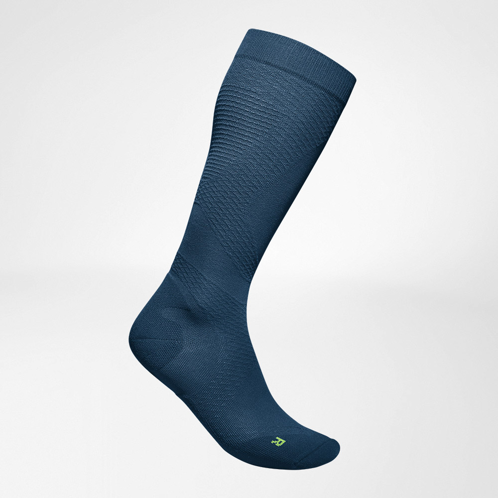 Chaussettes de compression sport ultra-légères bleues vue latérale Vue latérale complète de la chaussette de compression tricotée bleu aérée pour la course