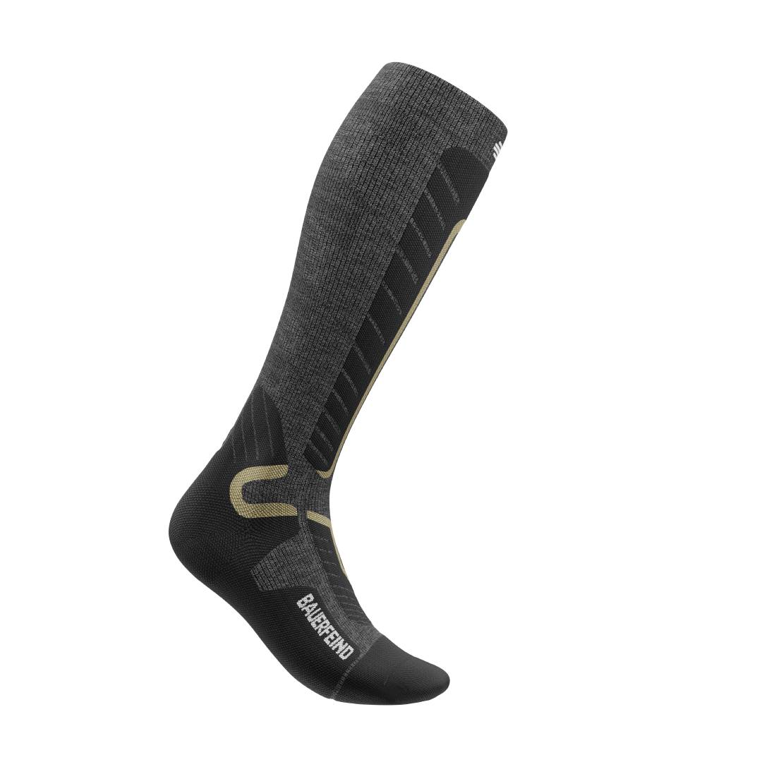 Les Bauerfeind Ski Alpine Compression Socks en gris Chaussettes de ski grises sur fond blanc